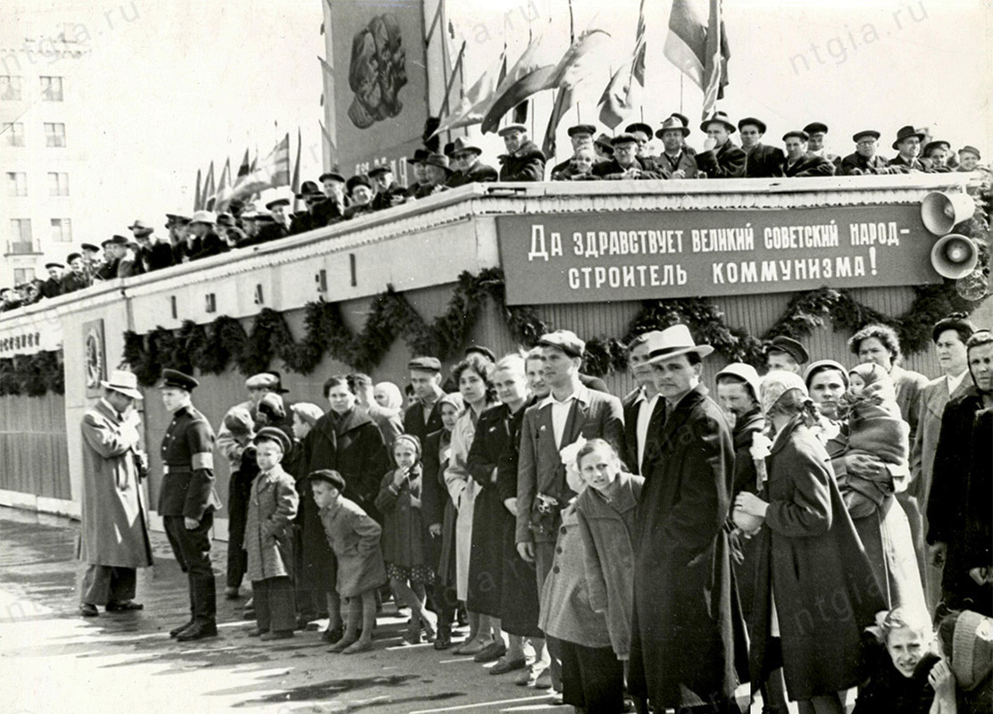 Тагильчане на первомайской трибуне и Театральной площади. 1 мая 1960 года. (НТГИА. Коллекция фотодокументов.Оп.1.П.Д.1734)