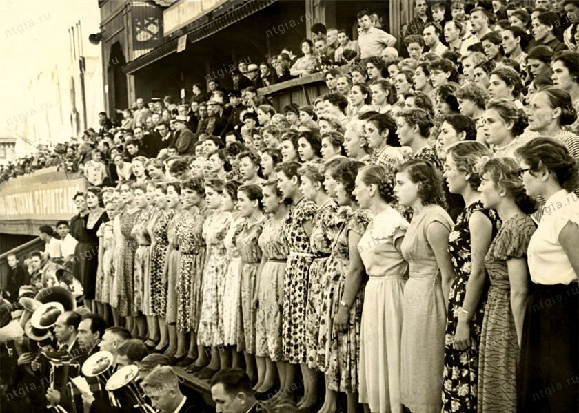 Хор и духовой оркестр Треста «Тагилстрой» во время выступления на стадионе. 1950-е годы.  (НТГИА. Коллекция фотодокументов.Оп.1П.Д.334)