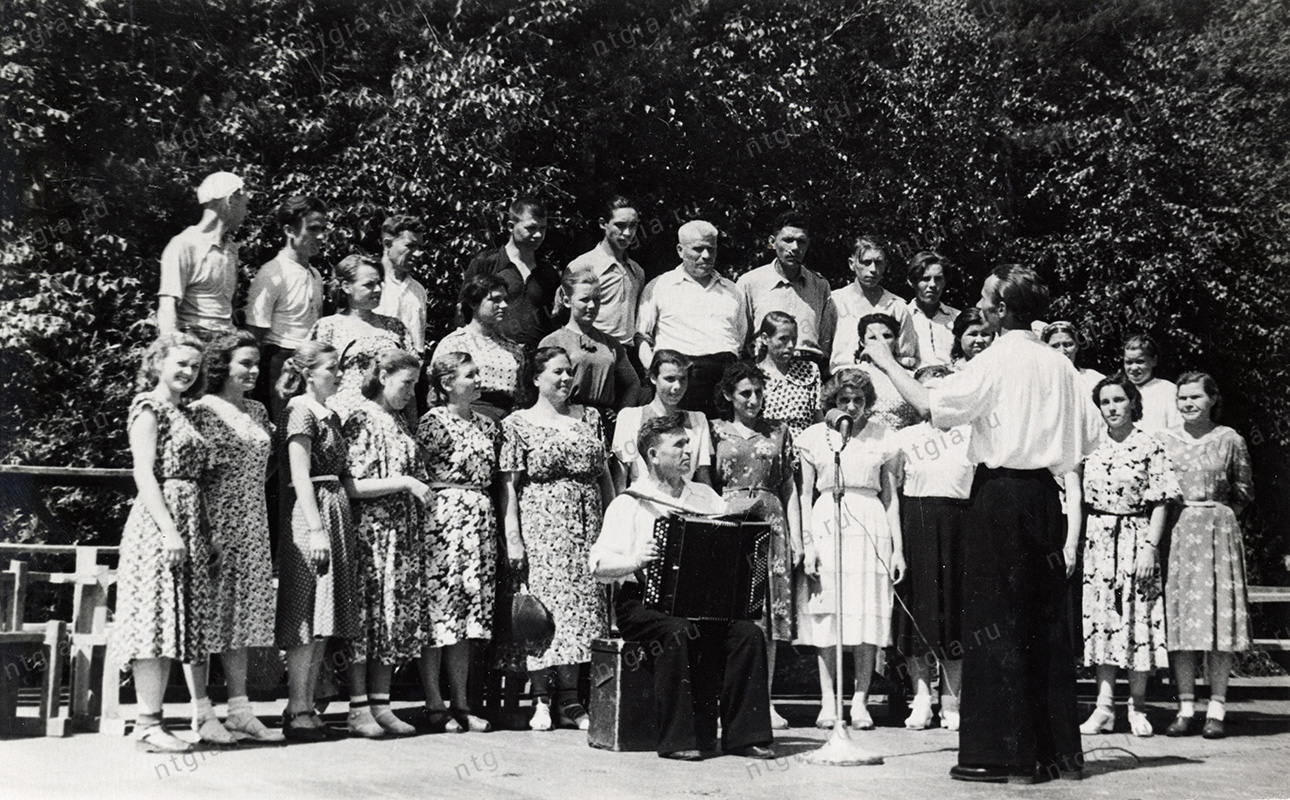 Хор одного из цехов Уралвагонзавода на празднике песни на Ключиках. 1954 год. (НТГИА. Ф.497.Оп.2.Д.8.Л.42)