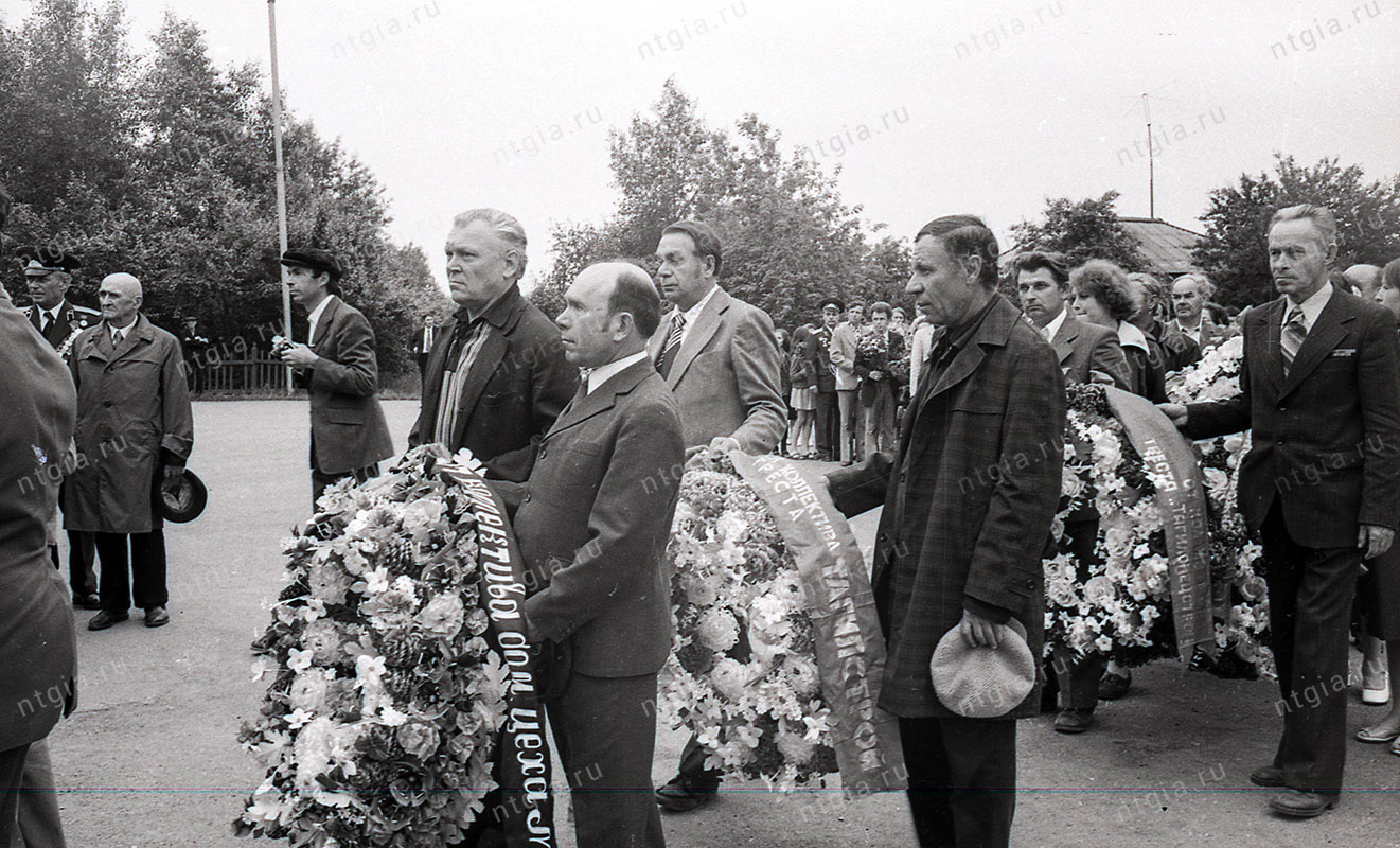 Возложение венков к памятнику Героям Гражданской войны. 21 июня 1978 г. (НТГИА. Коллекция фотодокументов.Оп.1Н1.Д.1389)