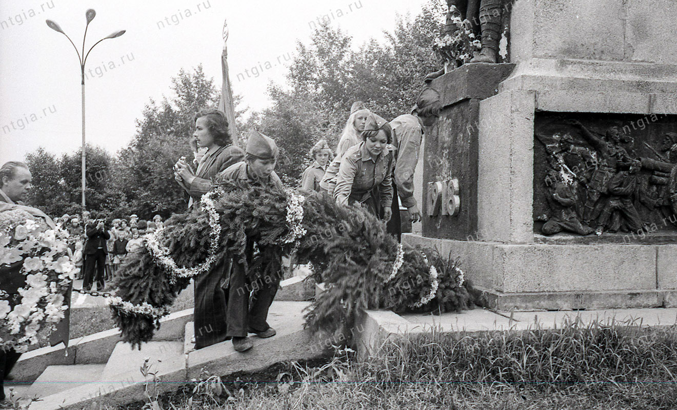 Возложение венков к памятнику Героям Гражданской войны. 21 июня 1978 г. (НТГИА. Коллекция фотодокументов.Оп.1Н1.Д.1390)