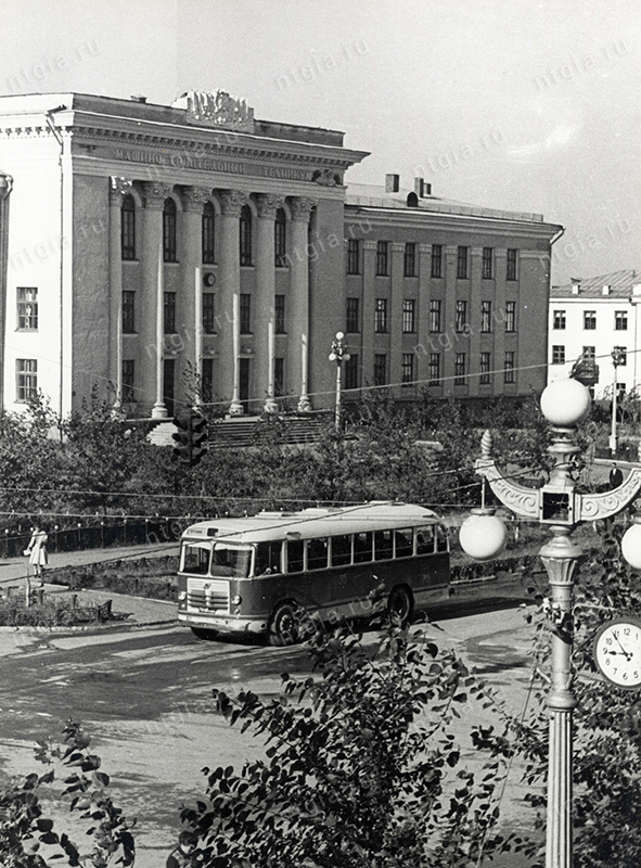 Машиностроительный техникум, г. Нижний Тагил. 1970-е годы. (НТГИА. Коллекция фотодокуметов.Оп.1ФА.Д.117.Л.30)