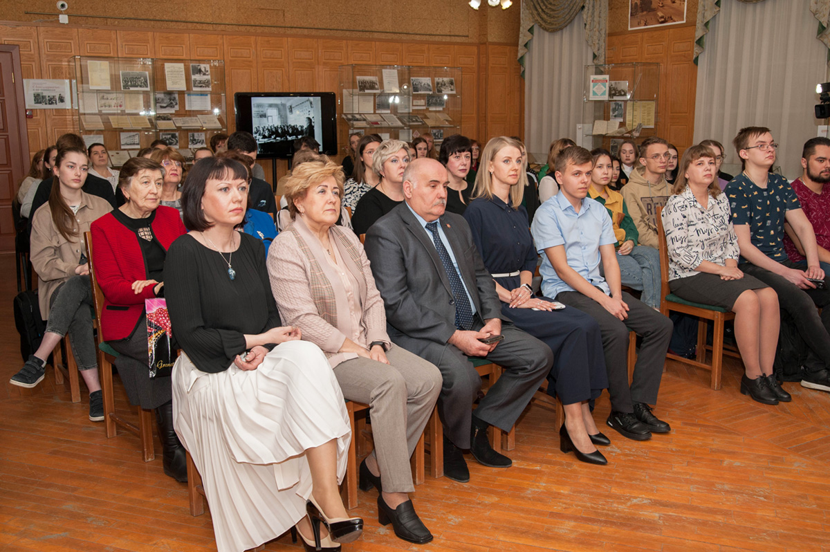 Посетители выставки архивных документов «С благодарностью к наставникам» в читально-экспозиционном зале НТГИА. 24 марта 2023 года.