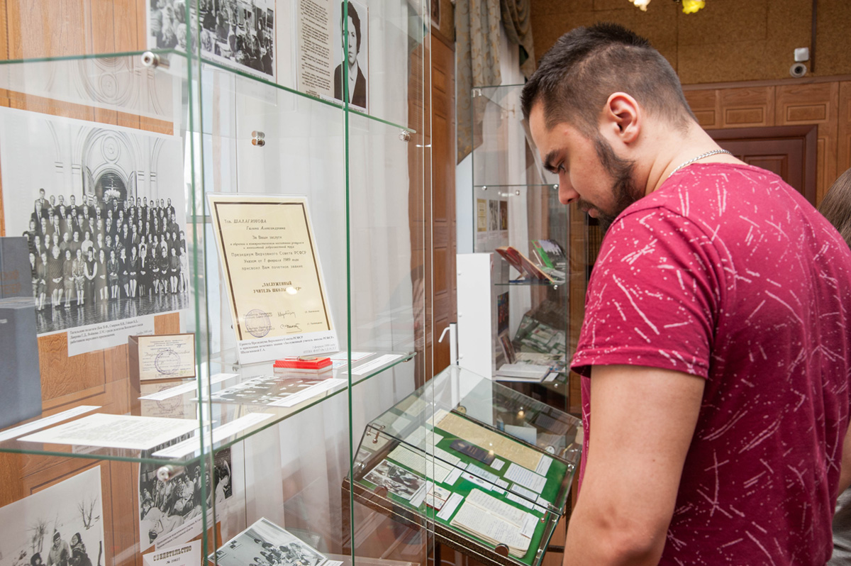 Посетители выставки архивных документов «С благодарностью к наставникам» в читально-экспозиционном зале НТГИА. 24 марта 2023 года.