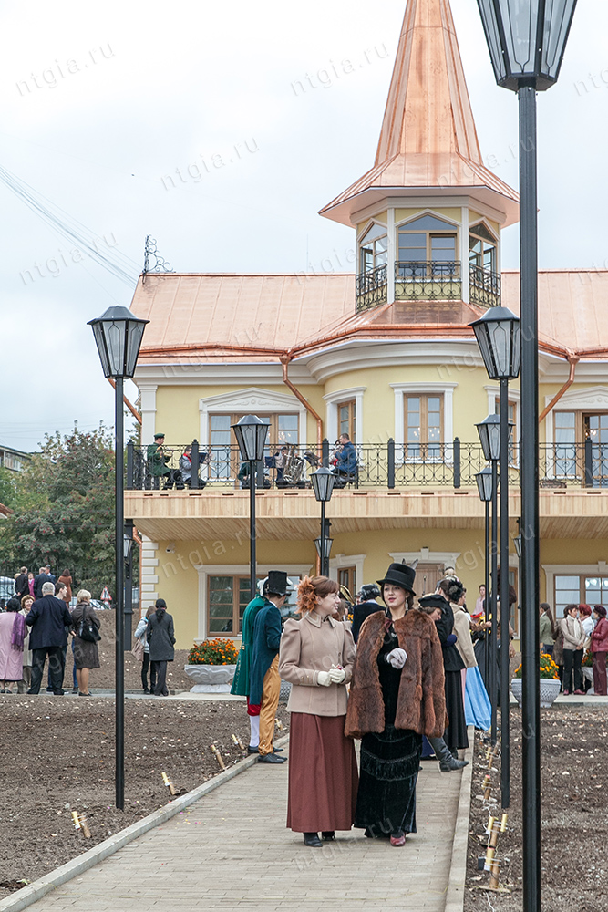 Открытие музея «Демидовская дача». Участники театрализованной постановки в костюмах тагильчан XIX века на территории усадьбы музея «Демидовская дача» 23 сентября 2013 года. (НТГИА. Ф.560.Оп.6ЭФ.Д.1.Ед.уч.218)