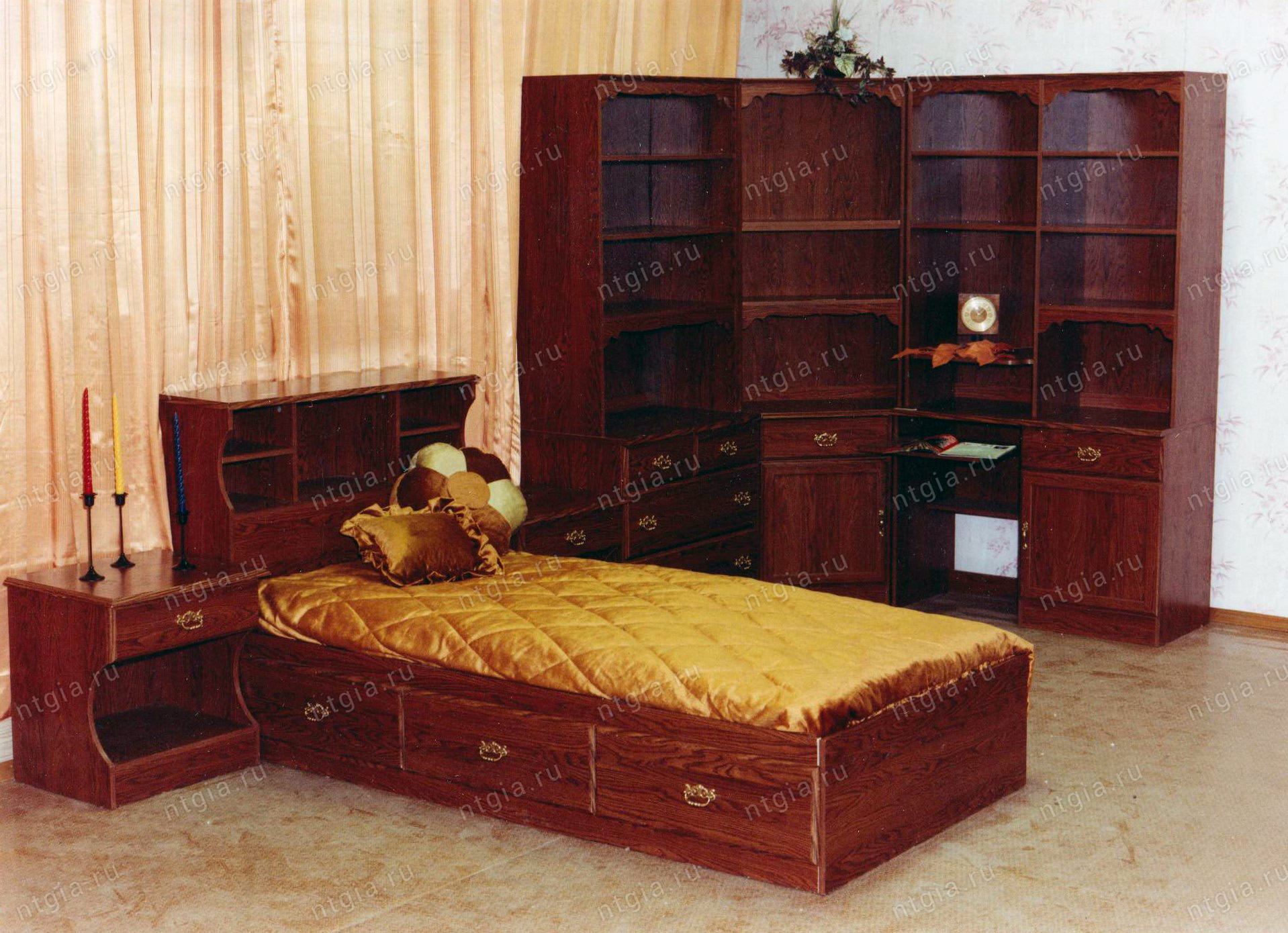 Снимок продукции, выпускаемой Нижнетагильским мебельным комбинатом, 1980 год. (Из личного архива Злобиной Галины Николаевны)