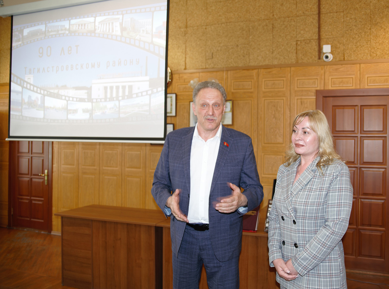 Вадим Анатольевич Раудштейн, председатель Нижнетагильской городской Думы и Оксана Борисовна Першина, Глава Администрации Тагилстроевского района на торжественном открытии выставки архивных документов "90 лет Тагилстроевскому району" в читально-экспозиционном зале МКУ НТГИА. 06.06.2024 г.