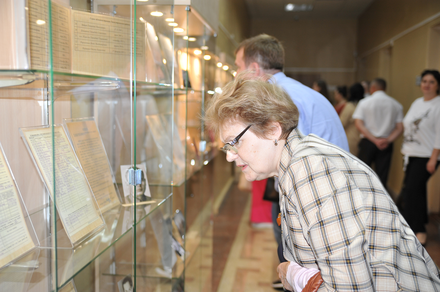 Посетители выставки архивных документов "90 лет Тагилстроевскому району" в МКУ НТГИА. 06.06.2024 г.
