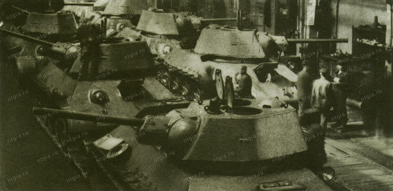 Фото 2 –  Танковый конвейер. 1942 г. (НТГИА. Ф.577. Оп.1. Д.15. Л.6.)