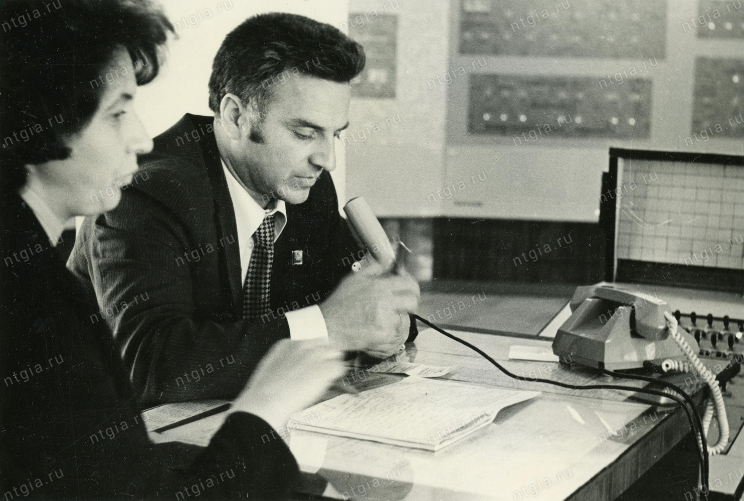 Е.С. Дунюшкин во время проведения селекторного совещания в кабинете завода пластмасс. 1970-е годы. (из личного архива И.Е. Дунюшкина)