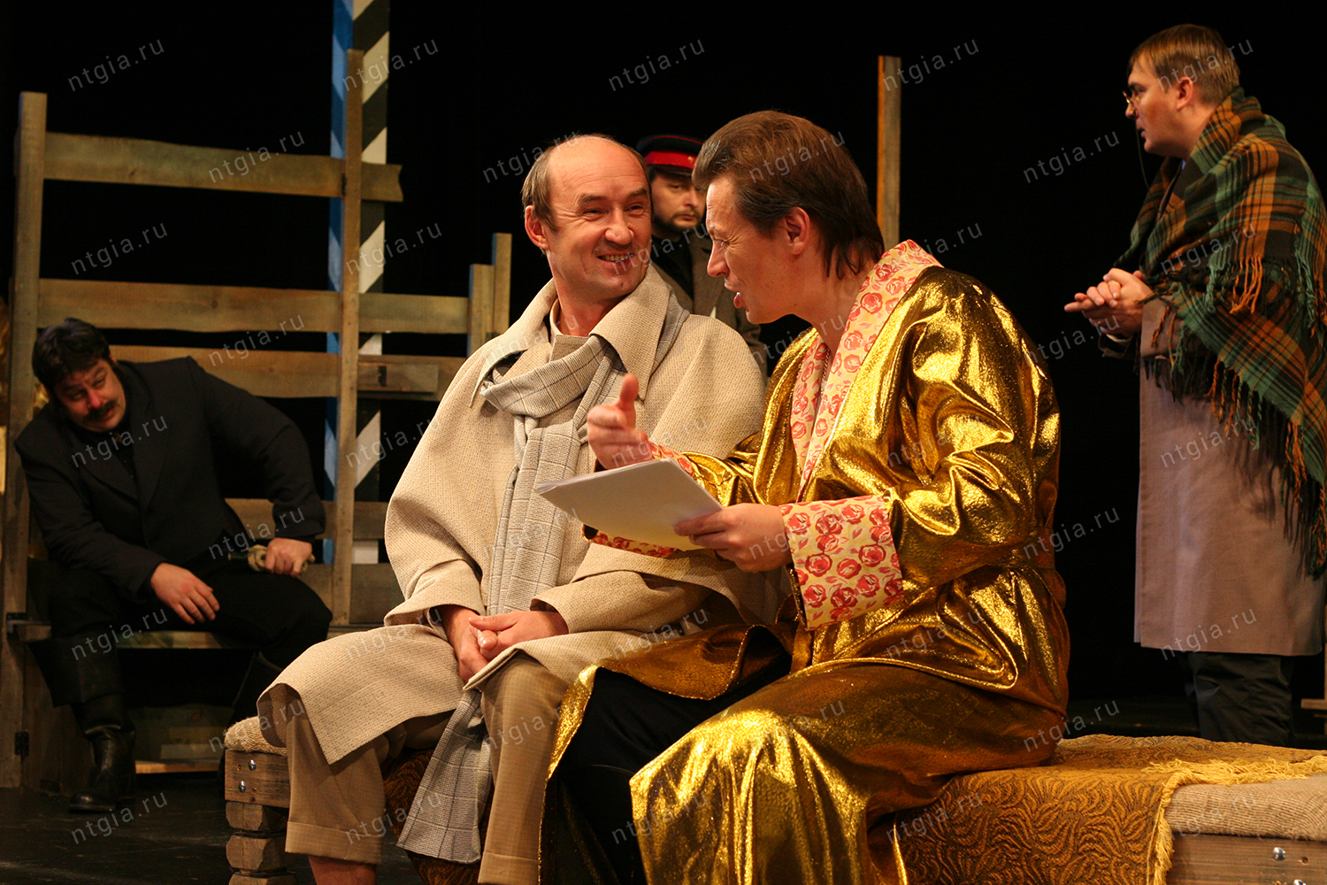 Репетиция сцены из спектакля «Ревизор», на переднем плане Зырянов С.А. (первый слева) и Булыгин И.Н. (второй слева). 26 января 2004 года. (НТГИА. Ф.744. Оп. 4-эф. Д. 8)