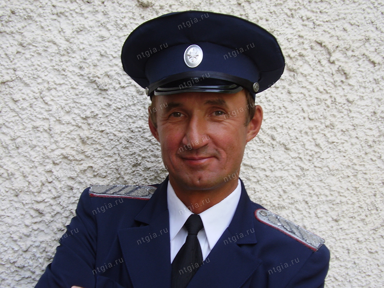 Сцена из спектакля «Слишком женатый таксист» по пьесе Куни Р., в роли инспектора Траутона – Зырянов С.А. 24 июля 2005 года. (НТГИА. Ф.744. Оп. 4-эф. Д. 13)