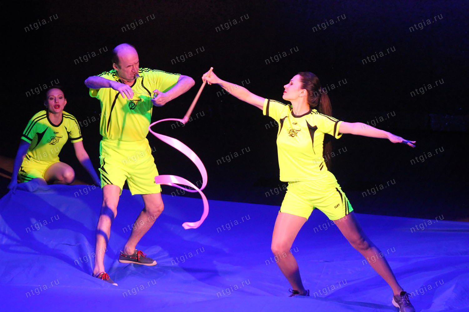 Зырянов С.А. (третий слева) среди участников Свердловского областного фестиваля-конкурса театральных капустников «Золотая кочерыжка». 10 апреля 2018 года. (НТГИА. Ф.744. Оп. 4-эф. Д. 102)