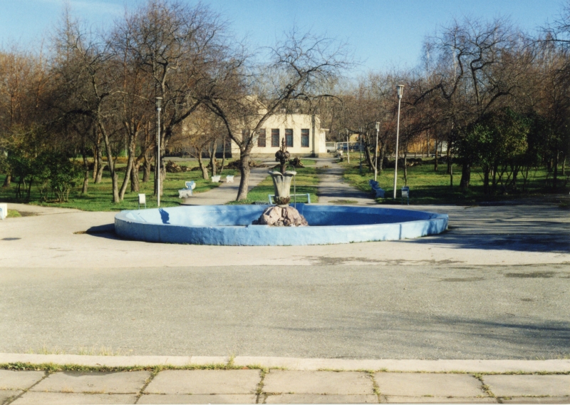 Фонтан «Каменный цветок» в Комсомольском сквере. 1998 год. (НТГИА. Коллекция фотодокументов. Оп.1П. Д.3064) Фонтан «Каменный цветок» в Комсомольском сквере. 1998 год. (НТГИА. Коллекция фотодокументов. Оп.1П. Д.3064)