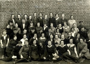 Первый выпуск Нижнетагильского педагогического техникума. 1930 год. (НТГИА. Коллекция фотодокументов. Оп.1П. Д.768) Первый выпуск Нижнетагильского педагогического техникума. 1930 год. (НТГИА. Коллекция фотодокументов. Оп.1П. Д.768)