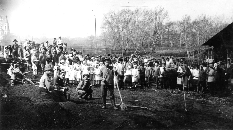 Тагильчане на субботнике по обработке земли. 1920 год. (НТГИА. Коллекция фотодокументов. Оп.1П. Д.1669) Тагильчане на субботнике по обработке земли. 1920 год. (НТГИА. Коллекция фотодокументов. Оп.1П. Д.1669)