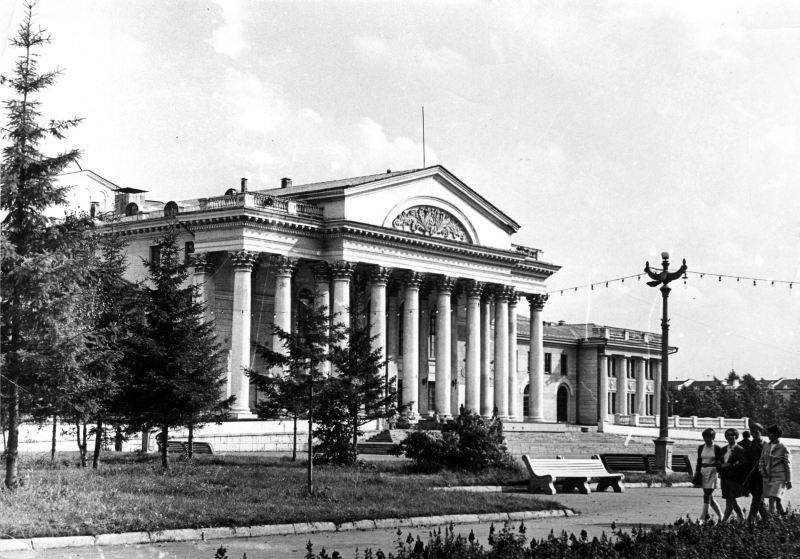 Дворец культуры Уралвагонзавода. 1960-е годы. (НТГИА. Коллекция фотодокументов. Оп.1П. Д.1400) Дворец культуры Уралвагонзавода. 1960-е годы. (НТГИА. Коллекция фотодокументов. Оп.1П. Д.1400)