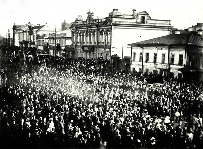 Демонстрация трудящихся на Александровской улице (ныне ул.Ленина). 1900-е годы. (НТГИА. Коллекция фотодокументов. Оп.1П. Д.1658) Демонстрация трудящихся на Александровской улице (ныне ул.Ленина). 1900-е годы. (НТГИА. Коллекция фотодокументов. Оп.1П. Д.1658)