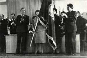 Вручение переходящего Красного Знамени. Директор Л.А.Бухарова. 1979 год. Вручение переходящего Красного Знамени. Директор Л.А.Бухарова. 1979 год.