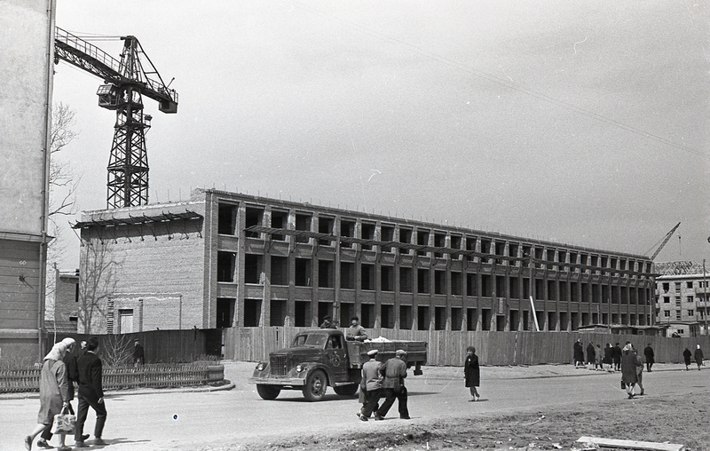 Строительство средней школы № 44 по улице Пархоменко. Май 1964 год. (НТГИА. Коллекция фотодокументов. Оп.1Н1. Д.2715) Строительство средней школы № 44 по улице Пархоменко. Май 1964 год. (НТГИА. Коллекция фотодокументов. Оп.1Н1. Д.2715)