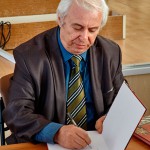 А.Д.Кириллов, доктор исторических наук, профессор, директор Центра современной истории им.Б.Н.Ельцина (г.Екатеринбург), автор книги "Великая Отечественная. Основные сражения, Города-Герои и Города воинской славы, ордена, медали, памятные монеты" в момент оформления дарственной надписи. 10.02.2015 г. А.Д.Кириллов, доктор исторических наук, профессор, директор Центра современной истории им.Б.Н.Ельцина (г.Екатеринбург), автор книги "Великая Отечественная. Основные сражения, Города-Герои и Города воинской славы, ордена, медали, памятные монеты" в момент оформления дарственной надписи. 10.02.2015 г.