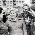Зубрицкая Т.П. (первая справа) среди участников встречи девушек, уходивших по призыву ЦК ВЛКСМ на фронт в 1942 году. Апрель 1982 г. (НТГИА. Ф.547. Оп.1. Д.8. Л.1)