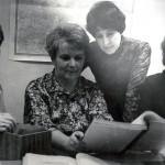 Епанчинцева Е.Н. (стоит) среди работников Нижнетагильского филиала Государственного архива Свердловской области. Октябрь 1983 г. (НТГИА. Ф.637. Оп.1. Д.89. Л.1)