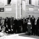 Краеведы Нижнего Тагила около краеведческой библиотеки. 21.05.1996 г. (НТГИА. Ф.642. Оп.1. Д.61. Л.3)