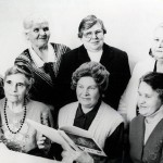 Н.В.Клевцова (сидит первая справа) в группе участников конкурса «Краеведческая шкатулка». 1996 г. (НТГИА. Ф.642. Оп.1. Д.62. Л.2)