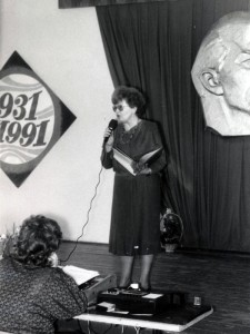 Шалагинова Г.А. в момент выступления на 60-летнем юбилее средней школы № 18 города Нижний Тагил. 1991 г. (НТГИА. Ф.657. Оп.1. Д.59. Л.1)