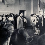 Фирстова Н.А. (в центре) в момент проведения школьной линейки. 1960-е гг. (НТГИА. Ф.658. Оп.1. Д.69. Л.1)