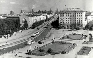 Вид сверху на Театральную площадь и проспект Ленина города Нижний Тагил. Август 1971 года.  (НТГИА. Коллекция фотодокументов. Оп.1П. Д.1429)