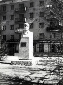 Памятник рабочему корреспонденту Григорию Быкову. 1986 год. Фото Б.А.Шилова. (НТГИА. Коллекция фотодокументов. Оп.1ФА. Д.15. Л.10)