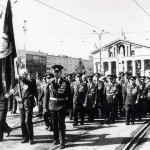 Шествие ветеранов в честь празднования Дня Победы в Великой Отечественной войне, на Театральной площади города Нижний Тагил. 09.05.[1990-е годы]. Фото Н.Путилова. (НТГИА. Коллекция фотодокументов. Оп.1П. Д.2025)