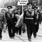 Возложение венков ветеранами Великой Отечественной войны к мемориалу тагильских металлургов в Тагилстроевском районе города Нижний Тагил. 09.05.[1990-е годы]. Фото Н.Путилова. (НТГИА. Коллекция фотодокументов. Оп.1П. Д.2028)
