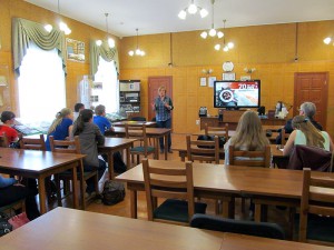 Злобина И.Ф., заместитель директора Нижнетагильского городского исторического архива, приветствует участников круглого стола «Источники о Великой Отечественной войне и проблема их интерпретации». 14.05.2015 г. Злобина И.Ф., заместитель директора Нижнетагильского городского исторического архива, приветствует участников круглого стола «Источники о Великой Отечественной войне и проблема их интерпретации». 14.05.2015 г.