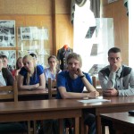 Студенты 1 курса Нижнетагильского государственного социально-педагогического института в читально-экспозиционном зале Нижнетагильского городского исторического архива во время проведения круглого стола «Источники о Великой Отечественной войне и проблема их интерпретации». 14.05.2015 г.