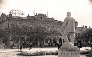 Кинотеатр «Искра» по улице Ленина. 1960 год.  Фото П. Желвакова. (НТГИА. Коллекция фотодокументов. Оп.1Н1. Д.2479)