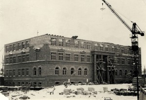 Строительство Нижнетагильского строительного техникума. Январь 1955 года. Фото Б.А.Шилова. (НТГИА. Коллекция фотодокументов.Оп.1ФА.Д.13.Л.24)
