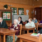 Ветераны педагогического труда во время просмотра видеопрезентации "...этот День мы приближали, как могли" в читально-экспозиционном зале городского архива. 27.04.2015 года.