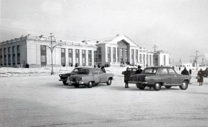 Вид на здание железнодорожного вокзала города Нижний Тагил. Март 1966 года. Фото В. Демидова. (НТГИА. Коллекция фотодокументов. Оп.1ФА. Д.43. Л.5. фото119) Вид на здание железнодорожного вокзала города Нижний Тагил. Март 1966 года. Фото В. Демидова. (НТГИА. Коллекция фотодокументов. Оп.1ФА. Д.43. Л.5. фото119)