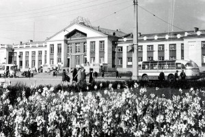 Вид на здание железнодорожного вокзала города Нижний Тагил. 1970 год. (НТГИА. Коллекция фотодокументов. Оп.1П. Д.1412)