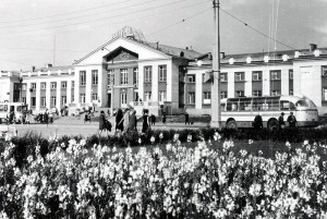Вид на здание железнодорожного вокзала города Нижний Тагил. 1970 год. (НТГИА. Коллекция фотодокументов. Оп.1П. Д.1412) Вид на здание железнодорожного вокзала города Нижний Тагил. 1970 год. (НТГИА. Коллекция фотодокументов. Оп.1П. Д.1412)