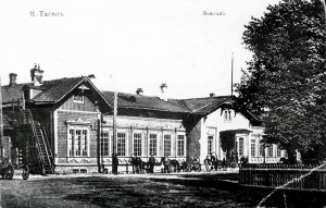 Вид на деревянное здание железнодорожного вокзала города Нижний Тагил. [1910-е] годы. (НТГИА. Коллекция фотодокументов. Оп.1П. Д.18)
