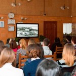 Посетители на открытии выставки «Учреждения культуры в Нижнем Тагиле в первой половине 20 века (по документам Нижнетагильского городского исторического архива)»  во время просмотра видеопрезентации в читально-экспозиционном зале архива. 23.03.2016 года.