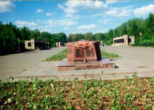 Мемориальный комплекс «Площадь Славы» по проспекту Дзержинского. г.Нижний Тагил. 1998 г. Фото А.Пичугина.(НТГИА. Коллекция фотодокументов. Оп.1П. Д.3074) Мемориальный комплекс «Площадь Славы» по проспекту Дзержинского. г.Нижний Тагил. 1998 г. Фото А.Пичугина.(НТГИА. Коллекция фотодокументов. Оп.1П. Д.3074)