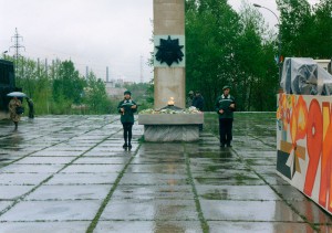 Вечный огонь на площади боевой славы металлургов. г.Нижний Тагил. 2000-е гг. Фото А.Пичугина.(НТГИА. Коллекция фотодокументов.Оп.1П. Д.3190)