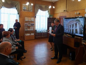 А.А.Капустин, начальник Управления архивами Свердловской области, на открытии выставки «Демидовы на Урале» в читально-экспозиционном зале Нижнетагильского городского исторического архива. А.А.Капустин, начальник Управления архивами Свердловской области, на открытии выставки «Демидовы на Урале» в читально-экспозиционном зале Нижнетагильского городского исторического архива.