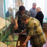 Посетители на открытии выставки "Железоделательный Тагил" в читально-экспозиционном зале НТГИА