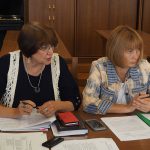 И.В. Злобина, начальник отдела по делам архивов Администрации города Нижний Тагил и О.В. Рыжкова, доцент кафедры гуманитарных и социально-экономических наук НТГСПИ (ф) РГППУ, в читально-экспозиционном зале Нижнетагильского городского исторического архива 